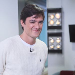 Exclusif - Alain-Fabien Delon avec sa compagne Laura Bensadoun en backstage de de l'émission "C à Vous" à Paris, France, le 18 octobre 2024. © Cyril Moreau/Bestimage