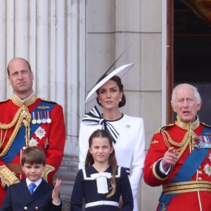 Le prince William, prince de Galles, Catherine (Kate) Middleton, princesse de Galles, le prince George de Galles, le prince Louis de Galles, la princesse Charlotte de Galles, le roi Charles III d'Angleterre et Camilla Parker Bowles, reine consort d'Angleterre,- Les membres de la famille royale britannique au balcon du Palais de Buckingham lors de la parade militaire "Trooping the Colour" à Londres, Royaume Uni, le 15 juin 2024. © Ian Vogler/MirrorPix/Bestimage