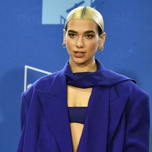 La chanteuse britannique Dua Lipa pose pour les médias lors de la séance photo des MTV European Music Awards qui se sont tenus à Séville, en Andalousie (Espagne), le 3 novembre 2019. Photo de Raul Caro Cardenas/Efe/ABACAPRESS.COM