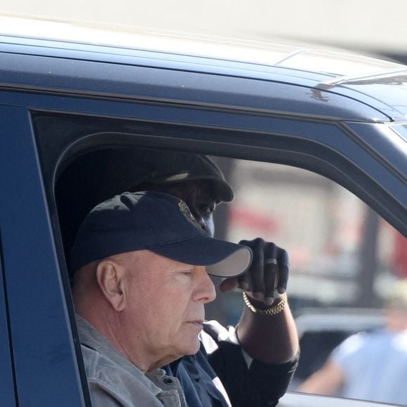 Mais il a été aperçu dans les rues de Studio City avec son garde du corps ce 20 avril

 Bruce Willis, assis en voiture, se promène paisiblement dans Studio City, profitant du paysage pendant que son garde du corps est aux commandes le 20 avril 2025 ©Backgrid USA / Bestimage