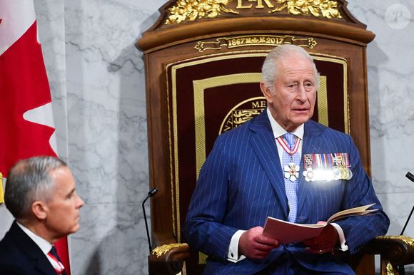 Le Premier ministre canadien Mark Carney écoute le roi Charles III prononcer le discours du trône sur le parquet du Sénat lors de l'ouverture officielle du Parlement du Canada, dans la salle du Sénat de l'édifice du Sénat du Canada, à Ottawa, dans le cadre de la visite royale de deux jours au Canada. Mardi 27 mai 2025. Photo de Victoria Jones/PA Wire/ABACAPRESS.COM