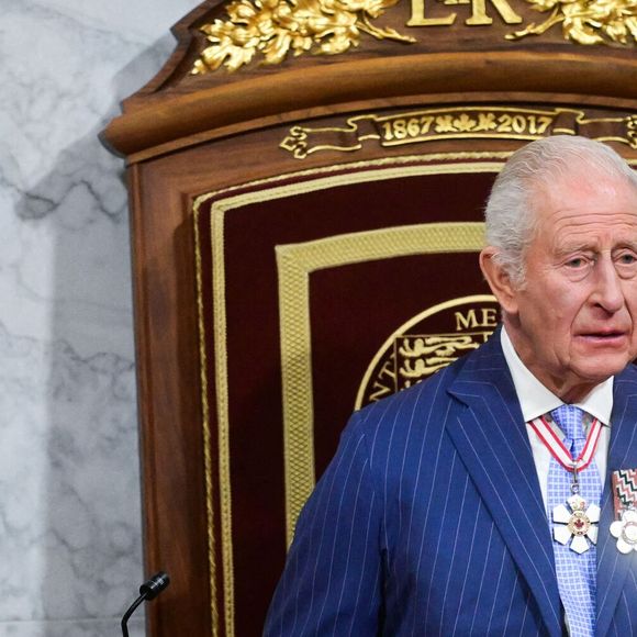 Le Premier ministre canadien Mark Carney écoute le roi Charles III prononcer le discours du trône sur le parquet du Sénat lors de l'ouverture officielle du Parlement du Canada, dans la salle du Sénat de l'édifice du Sénat du Canada, à Ottawa, dans le cadre de la visite royale de deux jours au Canada. Mardi 27 mai 2025. Photo de Victoria Jones/PA Wire/ABACAPRESS.COM