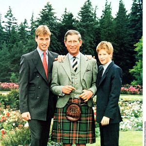 Si le mari de Kate Middleton est officiellement loyal, il multiplie les signaux qui pourraient traduire une volonté de rupture avec la monarchie de son père.

Prince Charles, prince Harry, prince William - Carte postale famille royale Balmoral, le 13 avril 1999 ©ALPHA AGENCY / BESTIMAGE