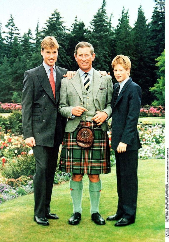 Si le mari de Kate Middleton est officiellement loyal, il multiplie les signaux qui pourraient traduire une volonté de rupture avec la monarchie de son père.

Prince Charles, prince Harry, prince William - Carte postale famille royale Balmoral, le 13 avril 1999 ©ALPHA AGENCY / BESTIMAGE