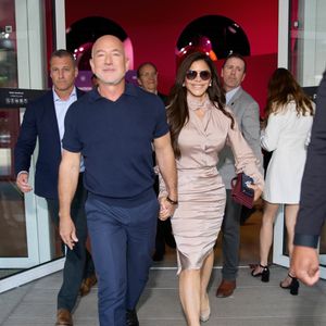 Ce dernier se trouve bien dans le consortium "1892 Holdings" (référence à la date de fondation des Reds), parmi d’autres célèbres hommes d’affaires.

Paris, France – Jeff Bezos et Lauren Sanchez Bezos lors de la conférence VivaTech 2026 à Paris. Jeff Bezos est intervenu sur la scène principale aux côtés de Dave Limp, PDG de Blue Origin, pour évoquer l'avenir de l'exploration spatiale, de l'IA et de l'entrepreneuriat. Sur la photo : Jeff Bezos et Lauren Sanchez. © Backgrid USA / Bestimage