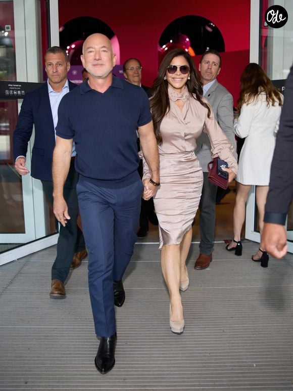Ce dernier se trouve bien dans le consortium "1892 Holdings" (référence à la date de fondation des Reds), parmi d’autres célèbres hommes d’affaires.

Paris, France – Jeff Bezos et Lauren Sanchez Bezos lors de la conférence VivaTech 2026 à Paris. Jeff Bezos est intervenu sur la scène principale aux côtés de Dave Limp, PDG de Blue Origin, pour évoquer l'avenir de l'exploration spatiale, de l'IA et de l'entrepreneuriat. Sur la photo : Jeff Bezos et Lauren Sanchez. © Backgrid USA / Bestimage