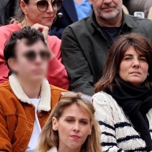 Estelle Denis et son fils merlin  dans les tribunes des Internationaux de France de tennis de Roland Garros 2024 à Paris, France, le 2 juin 2024. © Jacovides-Moreau/Bestimage