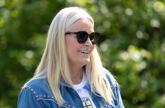 La princesse héritière Mette-Marit (de Norvège) assiste à un tournoi de football opposant les équipes de Skaugum, Asker Unified, Furuset Regnbuen et Strømsgodset TI au stade de Skaugum à Asker, en Norvège, le 11 juin 2025. © Dana Press / Bestimage