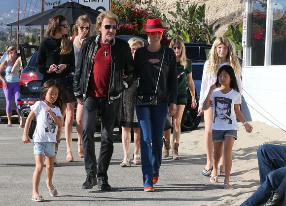 Johnny Hallyday, sa femme Laeticia et leurs filles Jade et Joy - Johnny Hallyday en famille sur la plage a Malibu, le 9 novembre 2013.  © FAMEFLYNET / BESTIMAGE