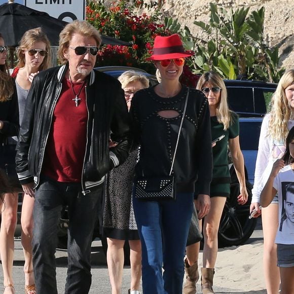 Johnny Hallyday, sa femme Laeticia et leurs filles Jade et Joy - Johnny Hallyday en famille sur la plage a Malibu, le 9 novembre 2013.  © FAMEFLYNET / BESTIMAGE