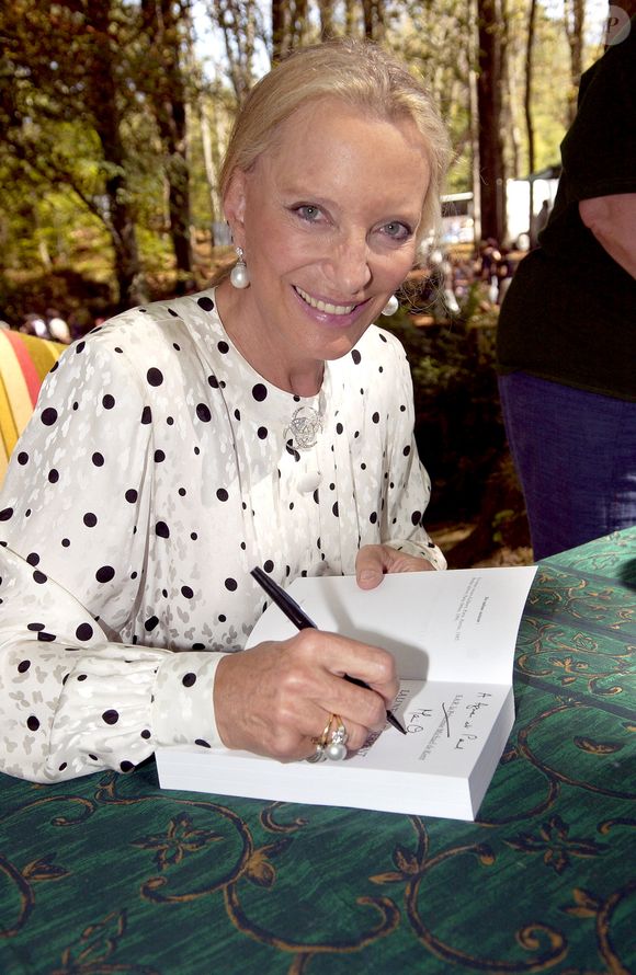 Elle est l'épouse du cousin germain de la reine Elizabeth II

Son Altesse Royale la Princesse Michael de Kent (Marie-Christine Anne Agnes Hedwig Ida Windsor) signant des copies de son dernier livre 'La lune et le Serpent' pendant le festival 'la foret des livres' à Chanceaux-Pres Loches, centre de la France, une rencontre d'écrivains très célèbre organisée par l'écrivain français Gonzague Saint-Bris le 28 août 2005. Photo par Bruno Klein/ABACAPRESS.COM.