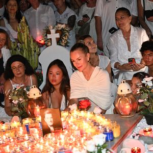 Laeticia Hallyday traverse une période de grand chagrin après la perte d'un ami.

Exclusif - Hommage de Laeticia Hallyday et de sa fille Joy pour le huitième anniversaire de la mort de Johnny Hallyday au cimetière de Lorient sur l'île de Saint-Barthélemy, Antilles françaises, France. © Xavier Merchet-Thau/Bestimage