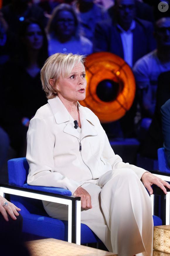 En témoignant ainsi, elle invite à briser le silence pour mieux comprendre et accompagner celles qui en souffrent.

Exclusif - Muriel Robin - Enregistrement de l'émission "La Boîte à secrets", au Studio du Lendit, présentée par F.Bollaert et diffusée le 24 janvier sur France 3. Le 16 décembre 2024
© Christophe Clovis / Bestimage