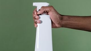 Entretien de la maison : Ces deux nettoyants ont beau être incontournables, il ne faut surtout pas les mélanger !