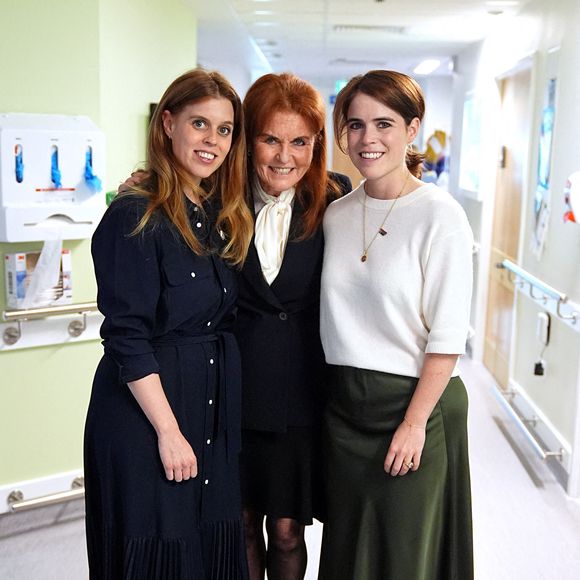 Sarah Ferguson affirme qu'elle voulait simplement protéger sa famille.

Sarah, duchesse d'York, pose pour une photo avec ses filles, les princesses Beatrice et Eugénie, lors d'une visite à l'unité Teenage Cancer Trust à l'University College Hospital, à Londres, au Royaume-Uni, le mercredi 23 avril 2025.  © Aaron Chown/PA Wire/ABACAPRESS.COM