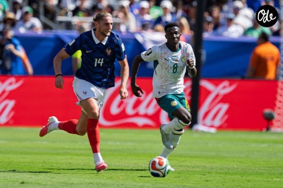 Adrien Rabiot et Lamine Camara lors du match de la Coupe du monde de la FIFA 2026 (FIFA World Cup 2026) opposant les équipes nationales de la France et du Sénégal. Edmund Wong/Ball Raw Images, New Jersey, stade de Monterrey, États-Unis. france_senegal_2526_2-3 - Match de groupe I « France - Sénégal (3-1) » lors de la Coupe du monde de la FIFA 2026 (FIFA World Cup 2026) le 16 juin 2026. © PsnewZ/Bestimage