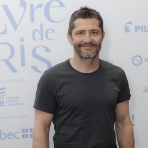 Il écrit alors ces mots douloureux : "C'était le dernier plongeon dans ma grande piscine menthe à l'eau... C'est pas facile de quitter la Polynésie".

Bixente Lizarazu, lors du Festival du Livre à Paris, France, le 13 avril 2024. © Jack Tribeca / Bestimage