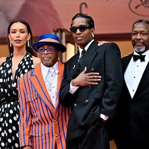 Le "père" de Meghan Markle et une star de "Game of Thrones" montent les marches à Cannes

Aubrey Joseph, Ilfenesh Hadera, Spike Lee, A$AP Rocky, Wendell Pierce assistant à la projection de "Highest 2 Lowest" au 78ème Festival de Cannes à Cannes, France. Photo by Julien Reynaud/APS-Medias/ABACAPRESS.COM