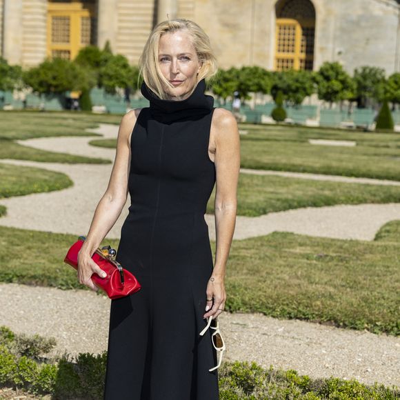 Gillian Anderson au photocall du défilé Jacquemus de la mode homme Printemps/Été 2026 dans le cadre de la Fashion Week de Paris dans les jardins de l’Orangerie à Versailles, France, le 29, 2025. © Olivier Borde/Bestimage