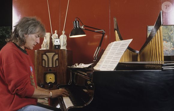 "Mon vieux, m'a-t-il dit, tu te trompes si tu espères avoir des fleurs un jour ici." J'ai donc tout coupé, et c'est ainsi que la lumière a gagné sur l'ombre", ajoutait-il.

Archive - Hugues Aufray - En France, Hugues AUFRAY jouant au piano, chez lui, dans sa maison de Marnes-la-Coquette Michel MARIZY via Bestimage
