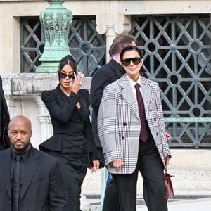 Kim Kardashian et sa mère Kris Jenner - La star américaine Kim Kardashian à la sortie du procès de la rue tronchet des "Papys braqueurs" au palais de justice de Paris, France, le 13 mai 2025. La star américaine doit décrire cette nuit qui l’a «traumatisée», selon ses mots, 9 hommes et 1 femme sont jugés, soupconnés d'avoir participé au casse du siècle, en dérobant à la star 9 millions d'euros de bijoux dans la nuit du 2 au 3 octobre 2016. © Bestimage