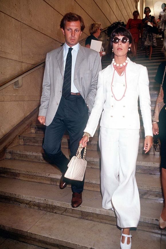 Elle a ainsi élu domicile à Saint-Remy de Provence rappelle l'hebdomadaire "Soir Mag"

Stefano Casiraghi et Caroline de Monaco lors d'un défilé Chanel le 21 septembre 1998 BERTRAND RINDOFF PETROFF / BESTIMAGE