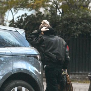 Exclusif - Laeticia Hallyday arrive pendant l'emménagement de son nouvel appartement parisien, à Paris, France, le 16 octobre 2025. © Agence / Bestimage