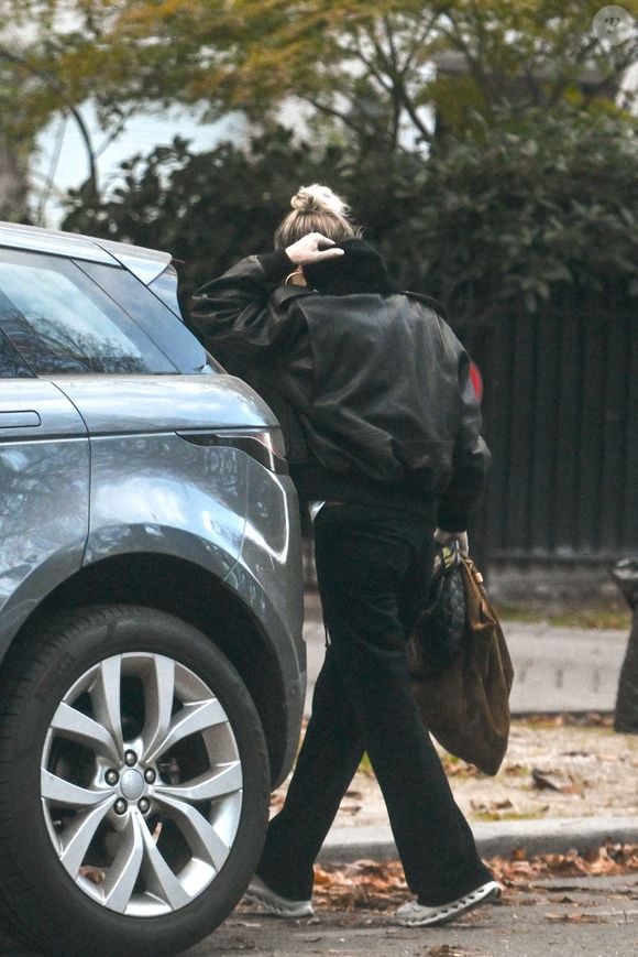 Exclusif - Laeticia Hallyday arrive pendant l'emménagement de son nouvel appartement parisien, à Paris, France, le 16 octobre 2025. © Agence / Bestimage