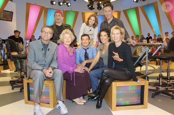 Archives - Sur le plateau de l'émission "On a tout essayé", de gauche à droite, Laurent Ruquier, Jean-François Derec, Claude Sarraute, Maureen Dor, Jean-Luc Lemoine, Isabelle Alonso et Catherine Barma. Le 17 octobre 2001
© Jean-Jacques Descamps via Bestimage