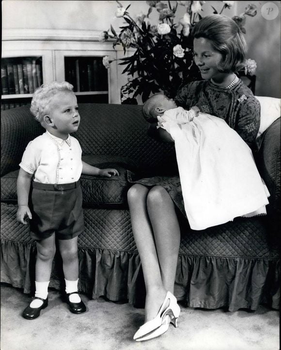 Petite-fille du duc de Kent, elle a grandi plusieurs années à Wren House, au sein du palais de Kensington, auprès de ses grands-parents, très proches d’elle...

6 juin 1964 - Premier bébé royal, premières photos : photographiée hier dans les bras de sa mère à Coppins, Iver, dans le Buckinghamshire, Lady Helen Marina Lucy Windsor est la nouvelle fille du duc et de la duchesse de Kent. Keystone Press Agency/ZUMA Press Wire