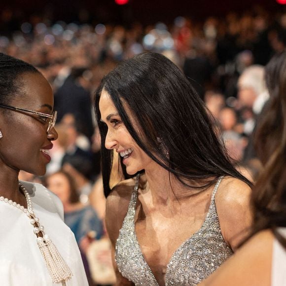 Le 2 mars 2025, Los Angeles, Californie, USA : Lupita Nyong'o et Demi Moore lors de la retransmission en direct par ABC de la 97ème cérémonie des Oscars au Dolby Theatre at Ovation Hollywood. Photo par AMPAS/ZUMA Press Wire/ABACAPRESS.COM
