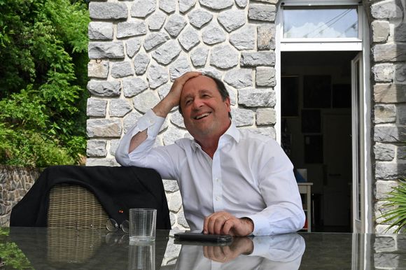 Petite anecdote sur cette demeure : François Hollande l'avait déjà vendue en 2008, quand il était président du conseil général de Corrèze, pour renflouer les caisses locales. À l'époque, c'était un logement de fonction.

L'ancien président français François Hollande photographié chez lui le 17 juin 2024 à Tulle, dans le centre de la France. Photo par Elodie Gregoire/ABACAPRESS.COM