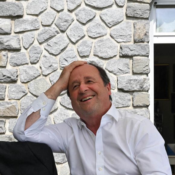 Petite anecdote sur cette demeure : François Hollande l'avait déjà vendue en 2008, quand il était président du conseil général de Corrèze, pour renflouer les caisses locales. À l'époque, c'était un logement de fonction.

L'ancien président français François Hollande photographié chez lui le 17 juin 2024 à Tulle, dans le centre de la France. Photo par Elodie Gregoire/ABACAPRESS.COM