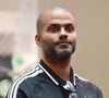Il se souvient avoir regardé d'autres enfants partir au ski alors que ses parents n'en avaient pas les moyens, mais aussi d'un huissier venu saisir la télévision familiale.

Tony Parker, président de l'ASVEL, lors de la présentation du nouveau maillot de l'équipe pour la saison 2026-2027 au centre commercial Westfield La Part-Dieu, à Lyon, le 16 septembre 2026. © Romain Doucelin/Bestimage