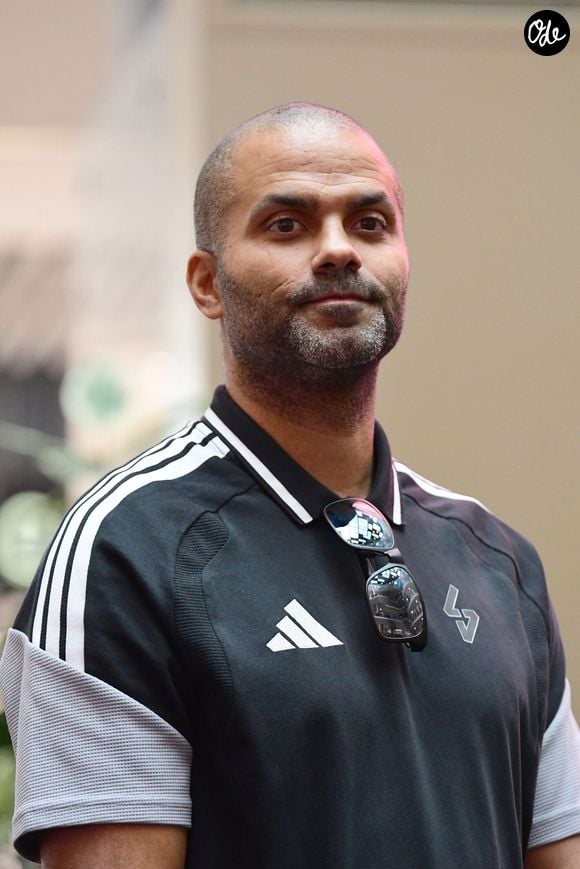 Il se souvient avoir regardé d'autres enfants partir au ski alors que ses parents n'en avaient pas les moyens, mais aussi d'un huissier venu saisir la télévision familiale.

Tony Parker, président de l'ASVEL, lors de la présentation du nouveau maillot de l'équipe pour la saison 2026-2027 au centre commercial Westfield La Part-Dieu, à Lyon, le 16 septembre 2026. © Romain Doucelin/Bestimage