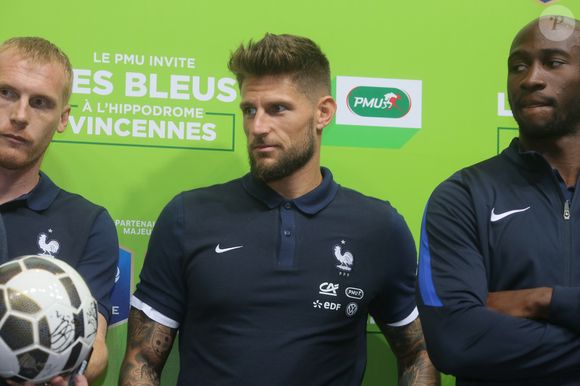 Jérémy Mathieu, Benoît Costil et Eliaquim Mangala - Sortie en public pour l'équipe de France de football à l'hippodrome de Vincennes le 27 mai 2016.