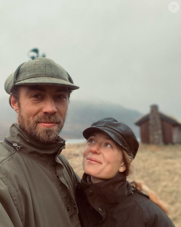 Il a publié une jolie photo sur laquelle on peut voir la maman tenir son fils, tête blonde qui a donc hérité des cheveux de sa génitrice. 

James Middleton et sa femme Alizée Thevenet sur Instagram, janvier 2022.