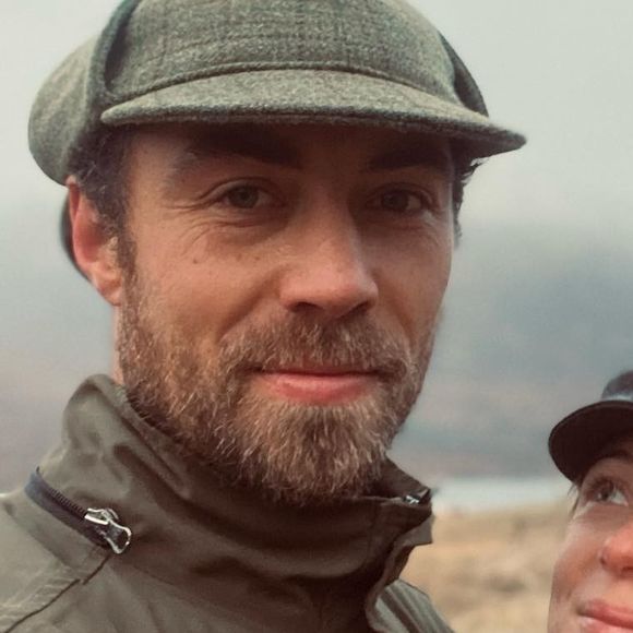 Il a publié une jolie photo sur laquelle on peut voir la maman tenir son fils, tête blonde qui a donc hérité des cheveux de sa génitrice. 

James Middleton et sa femme Alizée Thevenet sur Instagram, janvier 2022.