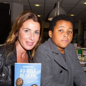 Sandrine Diouf, en presence de son fils Isaac, dedicace son livre "Au-dela de la vie", paru aux editions Michel Lafon, a la librairie du Prado a Marseille. Le 18 janvier 2014
AGENCE / BESTIMAGE