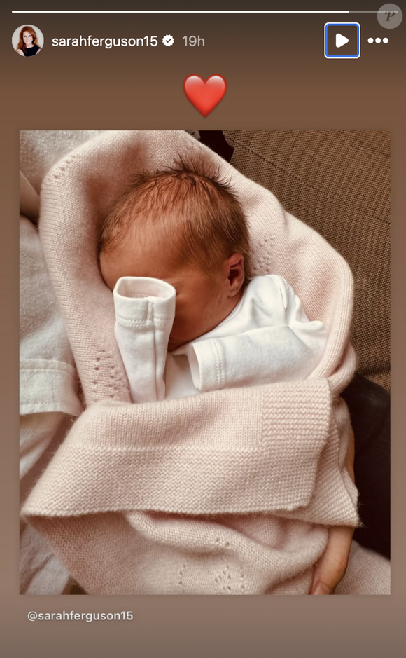 Elle a écrit en légende de la photo du nouveau-né : "Débordante d'amour et de joie de pouvoir accueillir Athena Elizabeth Rose dans ce monde. Elle est déjà tellement adorée et je me sens incroyablement chanceuse d'être à nouveau mamie. Tellement fière d'Edo, Béatrice et du reste de ma petite équipe de foot à 5 !". 

Sarah Ferguson s'est réjouie, mercredi 29 janvier, sur Instagram, de la naissance de sa dernière petite fille Athena.
