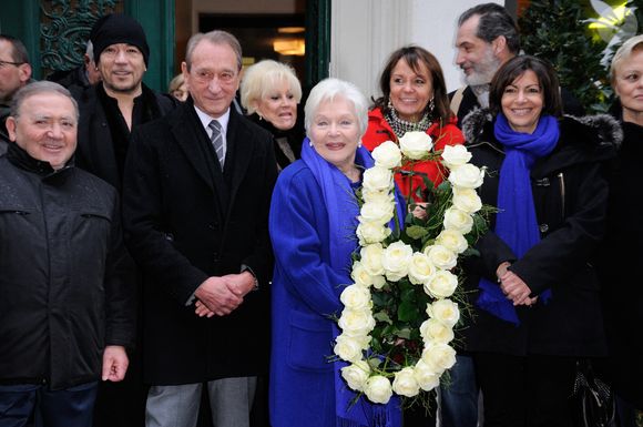 Samuel Labarthe, maire de Paris Bertrand Delanoë, maire du 17e arrondissement de Paris Brigitte Kuster, Levon Sayan, Anne Hidalgo, Muriel Robin, Pascal Obispo, Line Renaud assistant à l'inauguration de la tablette commémorative de Loulou Gaste à Paris, France le 29 janvier 2014. Photo by Alban Wyters/ABACAPRESS.COM