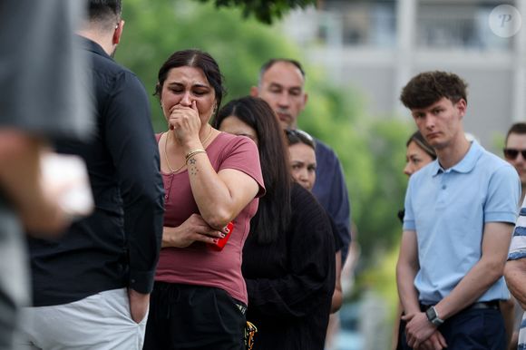 Des citoyens et des résidents déposent des fleurs et allument des bougies pour les victimes devant la clôture de l'école le 11 juin 2025 à Graz, en Autriche. Au moins dix personnes ont été tuées à la suite d'une attaque survenue plus tôt dans la journée, lorsqu'une personne armée est entrée dans l'école et a commencé à tirer. Photo : Matija Habljak/PIXSELL