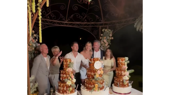 Accompagné de son épouse Claude, Didier Deschamps a ensuite pu profiter de la fête en dansant avec les mariés.

Mariage de Dylan et Mathilde Deschamps, le 30 août 2025 @Instagram