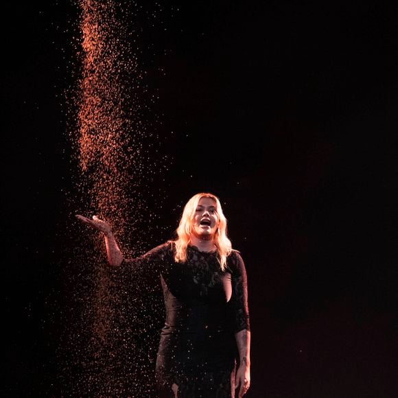 Rien de bien étonnant avec le cadre dans lequel elle évolue au quotidien. 

14 mai 2025, Bâle, Suisse : Louane - maman de France se produit pendant les répétitions générales avant la première demi-finale en direct du 69e Concours Eurovision de la chanson qui s'est tenue à la Halle Saint-Jacques de Bâle le 13 mai 2025, à Bâle, en Suisse. (Image : © Baden Roth/ZUMA Press Wire)