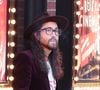 “Charlotte et moi voudrions annoncer que nous avons effectivement créé un être humain ! Il s'appelle Aurelius ! Merci !”, a écrit le musicien en légende. 

Sean Lennon fume une cigarette avec une amie dans le quartier de Tribeca à New York. Backgrid USA / Bestimage