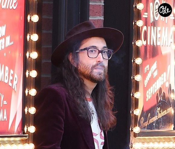“Charlotte et moi voudrions annoncer que nous avons effectivement créé un être humain ! Il s'appelle Aurelius ! Merci !”, a écrit le musicien en légende. 

Sean Lennon fume une cigarette avec une amie dans le quartier de Tribeca à New York. Backgrid USA / Bestimage