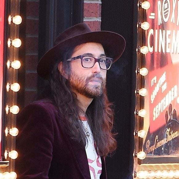 “Charlotte et moi voudrions annoncer que nous avons effectivement créé un être humain ! Il s'appelle Aurelius ! Merci !”, a écrit le musicien en légende. 

Sean Lennon fume une cigarette avec une amie dans le quartier de Tribeca à New York. Backgrid USA / Bestimage