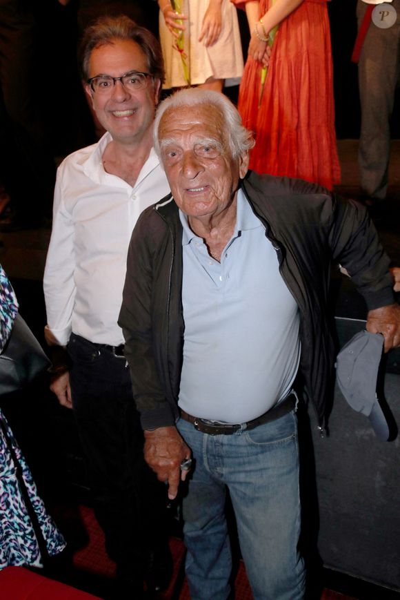 Son fils Olivier a confirmé la nouvelle sur Instagram en lui rendant hommage à travers un portrait et quelques souvenirs de sa jeunesse passée en Algérie. 

Exclusif - Olivier Belmondo et son père Alain Belmondo - Audition de la Promotion 2023 de l’École « L’Entrée des Artistes » d’Olivier Belmondo au Théâtre des Mathurins à Paris le 05 Juin 2023. 

© Bertrand Rindoff / Bestimage