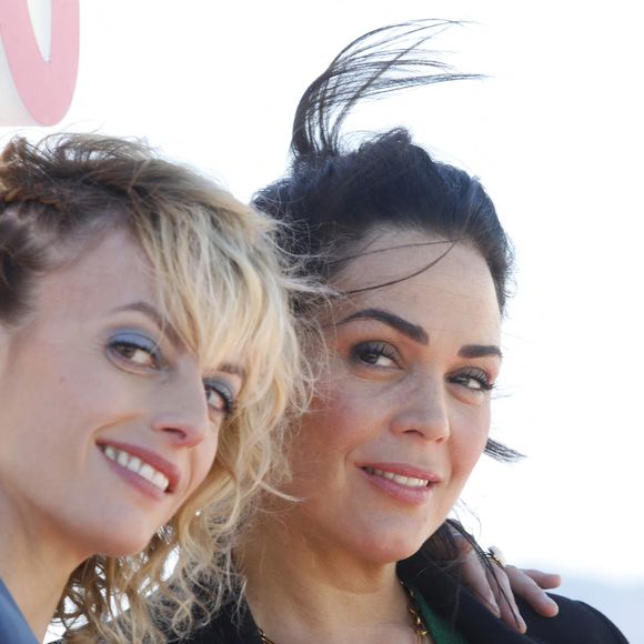 Sara Mortensen et Lola Dewaere au photocall de la série "Astrid et Raphaëlle" lors de la 5ème saison du festival International des Séries "Canneseries" à Cannes, France, le 2 avril 2022. © Denis Guignebourg/Bestimage