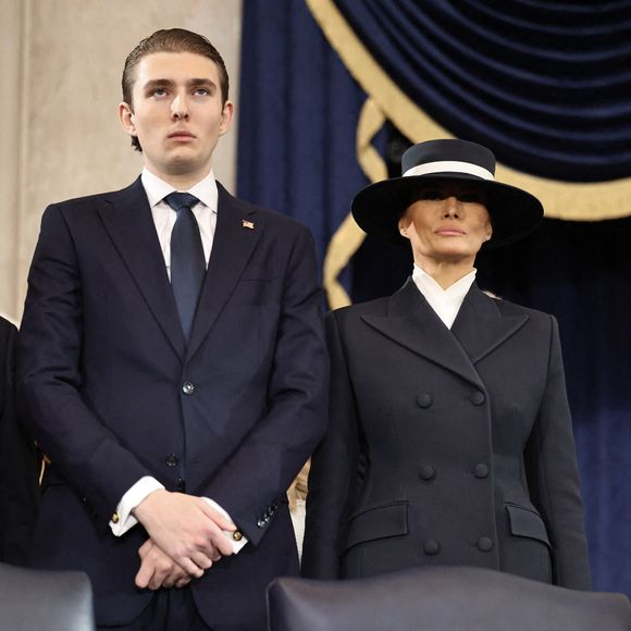 Couvé par sa mère, Melania, Barron est un garçon discret.

Barron Trump et Melania Trump assistent à l'investiture du président élu des États-Unis Donald Trump dans la rotonde du Capitole des États-Unis le 20 janvier 2025 à Washington. Photo by Chip Somodevilla/POOL/ABACAPRESS.COM